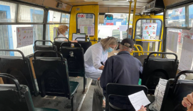 В Киеве начали вакцинировать от COVID прямо в маршрутках