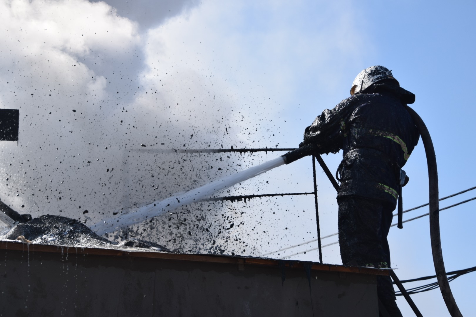 Под Николаевом горел асфальтовый завод (ФОТО)