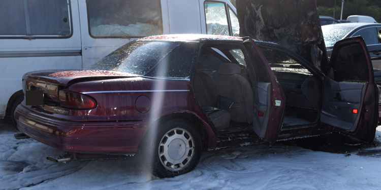 На Намывской автостоянке с утра тушили загоревшийся Ford (ФОТО)