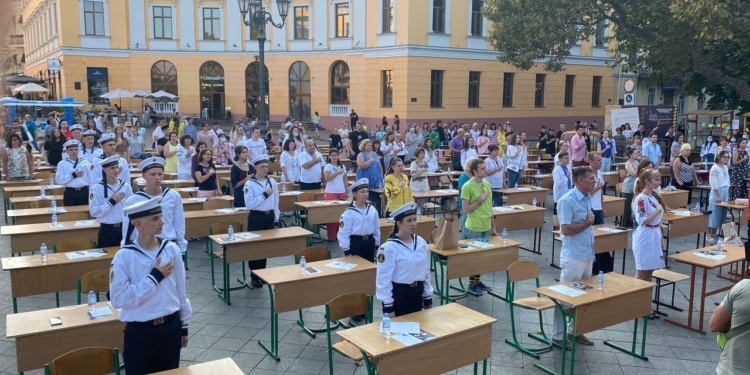 В Одессе 200 человек написали диктант по украинскому языку на Приморском бульваре (ФОТО)