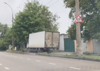 В Николаеве грузовик выскочил на тротуар и сбил женщину (ВИДЕО)