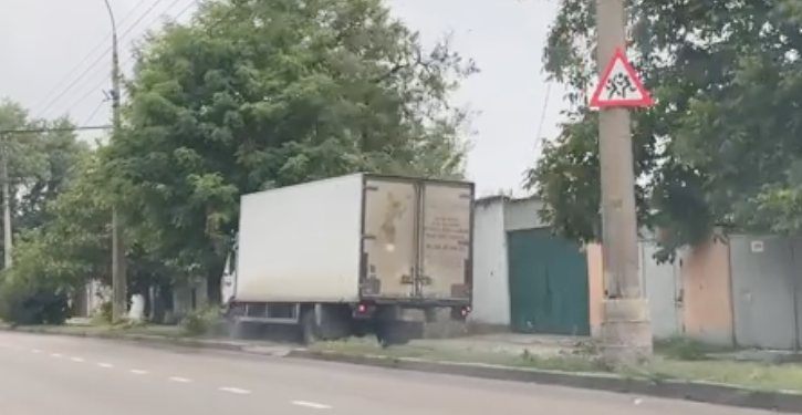 В Николаеве грузовик выскочил на тротуар и сбил женщину (ВИДЕО)