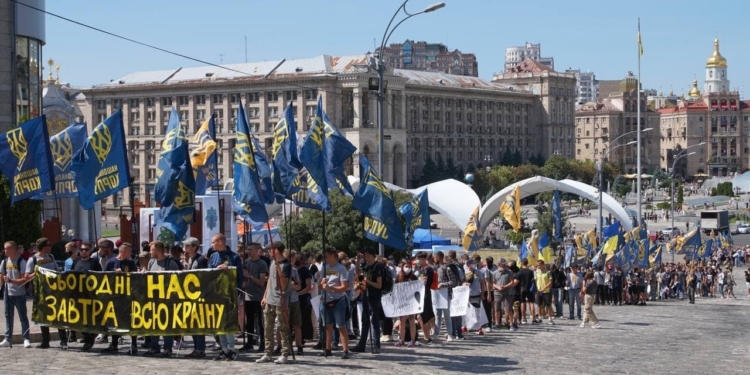 Под ОП Нацкорпус подрался с полицией, в ход пошел слезоточивый газ, пострадали правоохранители (ВИДЕО)