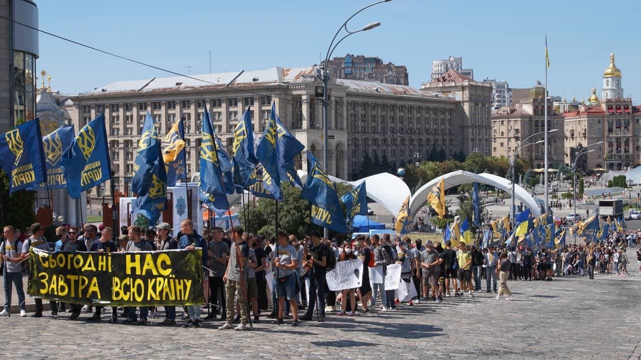 Под ОП Нацкорпус подрался с полицией, в ход пошел слезоточивый газ, пострадали правоохранители (ВИДЕО)