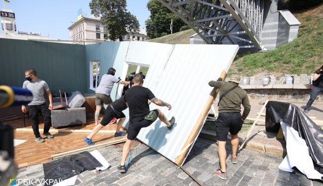 Нацкорпус снес декорации “совка”, которые закрывали мемориал Небесной сотни.  Кличко сказал, что не разрешал “устроить 95 квартал” (ФОТО, ВИДЕО)