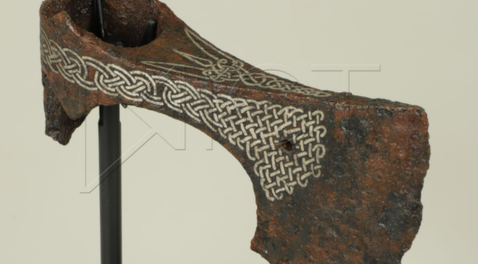 Национальному музею подарили топор времен Киевской Руси, который меценат выкупил на черном рынке