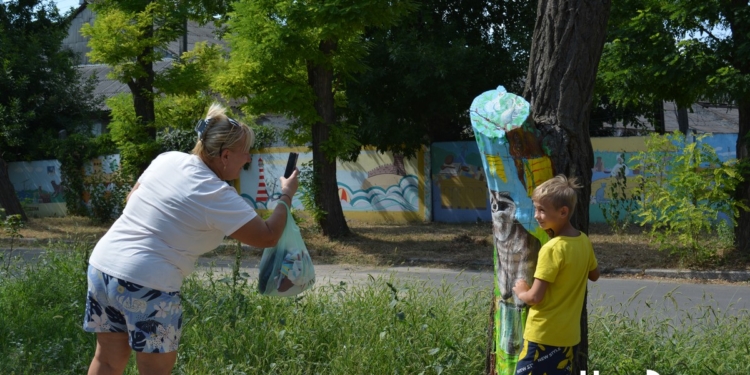 В Очакове преподаватели “художки” украсили аллею рисунками на деревьях (ФОТО)