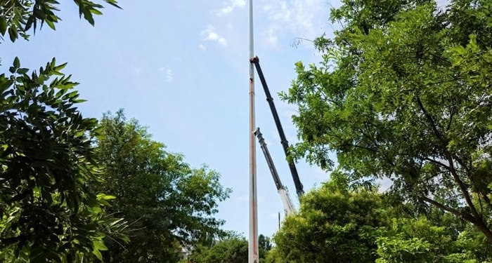 В Николаеве установили 72-метровый флагшток (ФОТО)