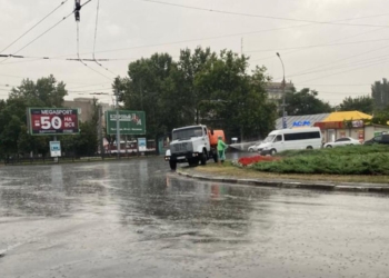 В Николаеве во время сильного ливня коммунальщики поливали клумбу