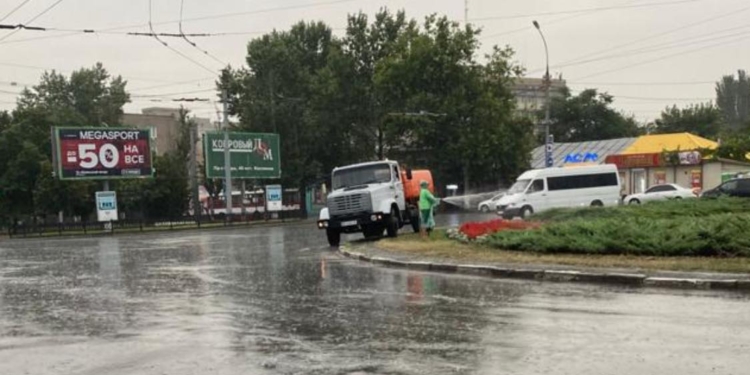В Николаеве во время сильного ливня коммунальщики поливали клумбу