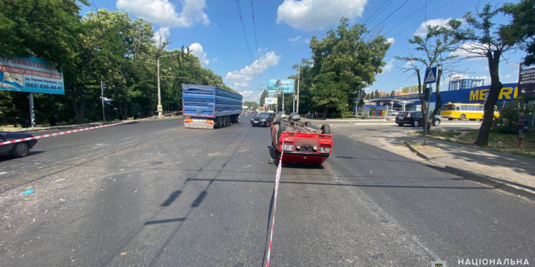 В Николаеве столкнулись четыре автомобиля, ВАЗ перевернулся, пострадали два человека