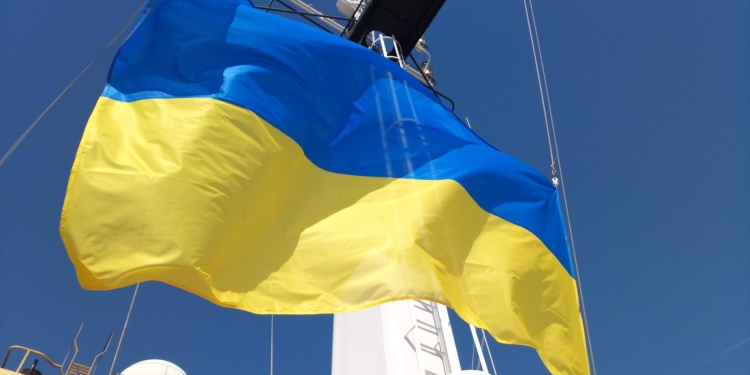 На бывшем британском ледоколе, который теперь наш научный флагман, подняли флаг Украины (ФОТО)