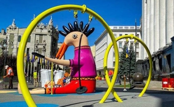 Фантастические твари. Арт-объект под Офисом президента понравился не всем (ФОТО)