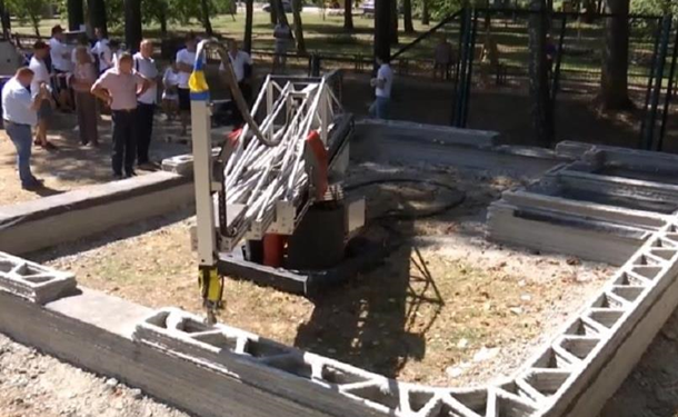На Сумщине печатают первое здание с помощью 3D-принтера. Хотят по одному в неделю (ВИДЕО)