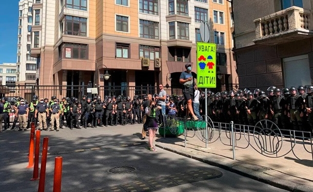 Нацкорпус с матерными кричалками пришел к дому, где квартира Зеленского – двор забросали дымовыми шашками (ФОТО, ВИДЕО)