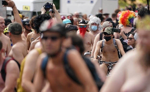 Такой протест. По улицам Британии катались сотни голых велосипедистов (ФОТО)