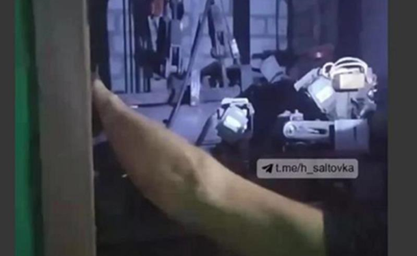 В Харькове с шестого этажа упал лифт с детской коляской. Ребенка вынесли за секунды до падения (ВИДЕО)