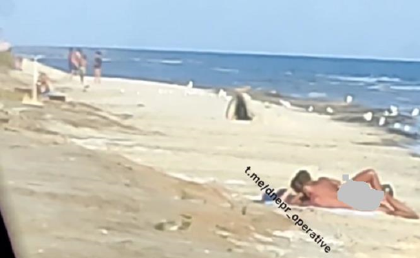 На пляже в Железном порту пара занялась сексом на виду у всех (ВИДЕО 18+)