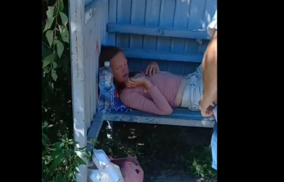 Бездомная женщина прожила неделю на остановке в Варваровке, волонтеры ищут ее знакомых 1