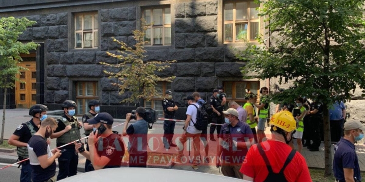 “Вы за**али все!”, – в Кабмин пришел мужчина с гранатой (ВИДЕО)