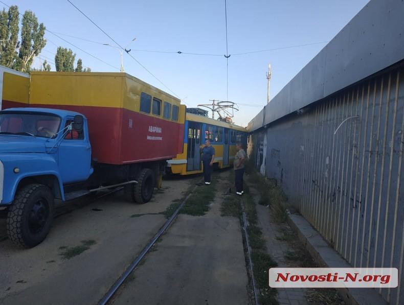 В Николаеве сошедший с рельсов трамвай врезался в киоск (ФОТО) 7