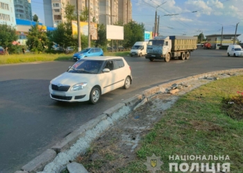 В Николаеве на Терновском кольце грузовик врезался в «Шкоду»: пострадали двое детей (ФОТО)