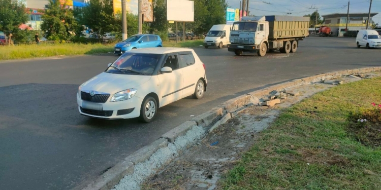 В Николаеве на Терновском кольце грузовик врезался в «Шкоду»: пострадали двое детей (ФОТО)