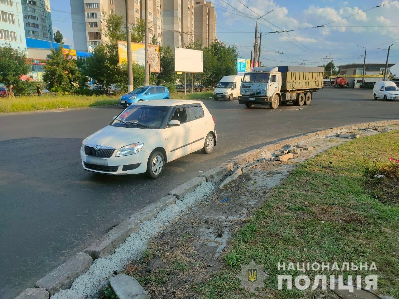 В Николаеве на Терновском кольце грузовик врезался в «Шкоду»: пострадали двое детей (ФОТО)