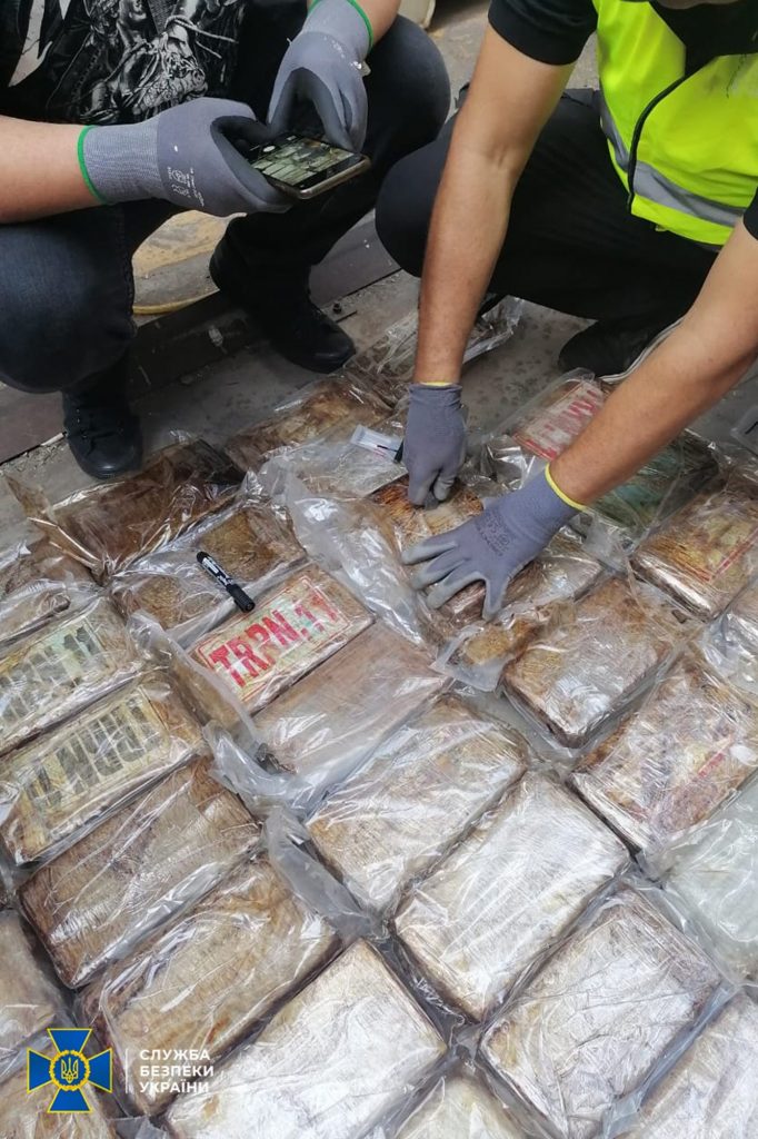 Кокаин от «Ндрангеты»: в порту «Южный» СБУ изъяла 60 кг наркотика в бананах (ФОТО, ВИДЕО) 7
