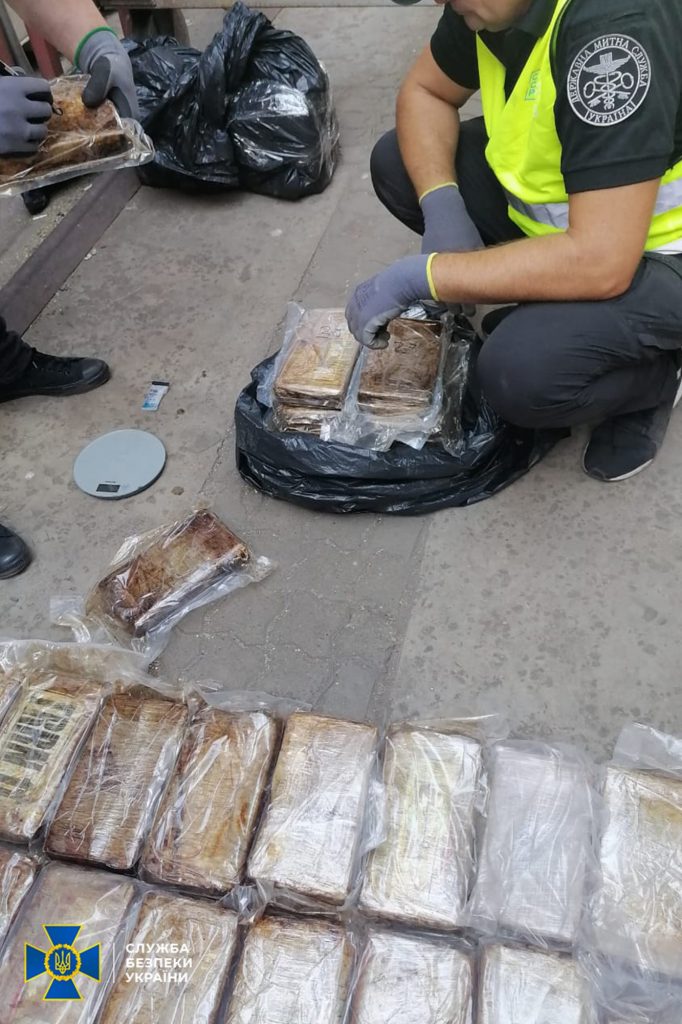 Кокаин от «Ндрангеты»: в порту «Южный» СБУ изъяла 60 кг наркотика в бананах (ФОТО, ВИДЕО) 9