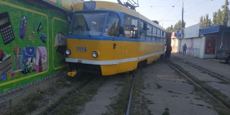 В Николаеве сошедший с рельсов трамвай врезался в киоск (ФОТО)