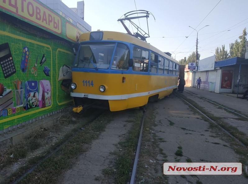 В Николаеве сошедший с рельсов трамвай врезался в киоск (ФОТО)