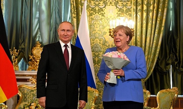 Путин просил Меркель надавить на Зеленского (ВИДЕО)