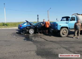 На въезде в Николаев Volkswagen таранил ассенизаторскую машину