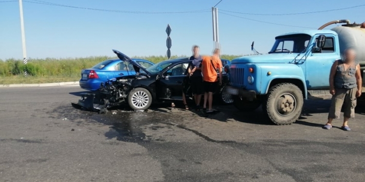 На въезде в Николаев Volkswagen таранил ассенизаторскую машину