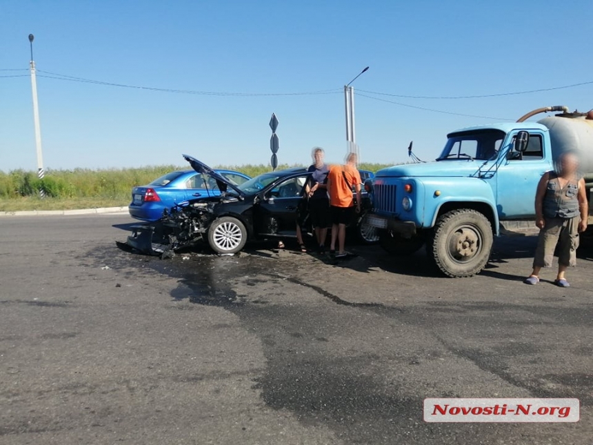На въезде в Николаев Volkswagen таранил ассенизаторскую машину 1