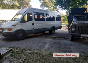 В центре Николаева  мусоровоз догнал “маршрутку”  – на Никольской пробка