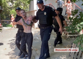 В Николаеве полицейские сняли с пятого этажа парня, который грозил  покончить с собой из-за любви