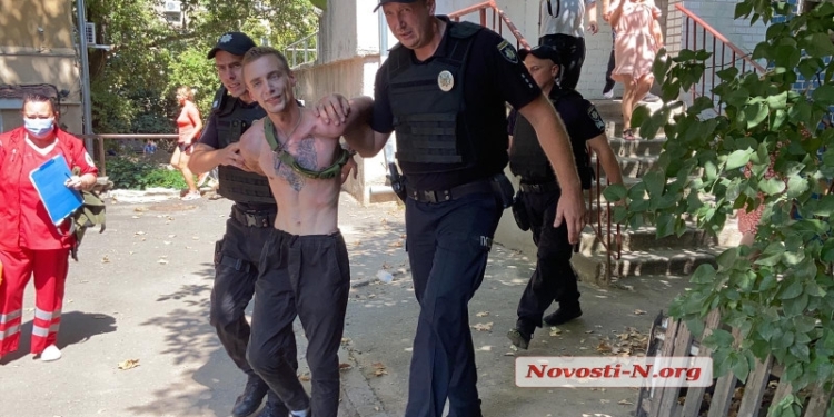 В Николаеве полицейские сняли с пятого этажа парня, который грозил  покончить с собой из-за любви