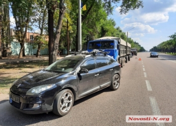 В Николаеве два грузовика “зажали” легковушку, а потом ее еще и водитель одного из грузовиков “добивал”