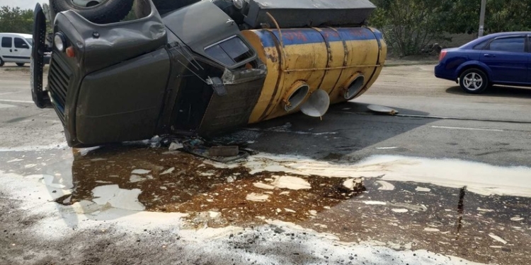 Молочные реки: на Николаевщине из-за ДТП перевернулся молоковоз (ВИДЕО)