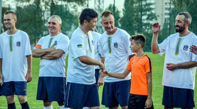 На благотворительном матче в Николаеве команда “звезд” с участием мэра и губернатора выиграла у “легенд спорта”