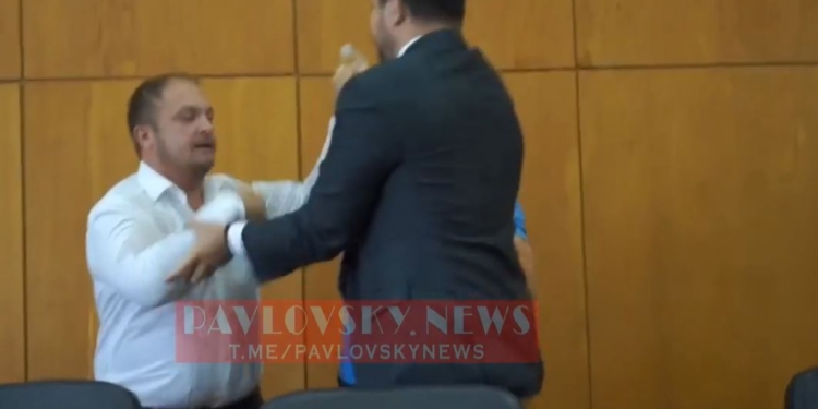 В Конотопе мэр города Семенихин подрался с нардепом от СН Качурой (ВИДЕО)