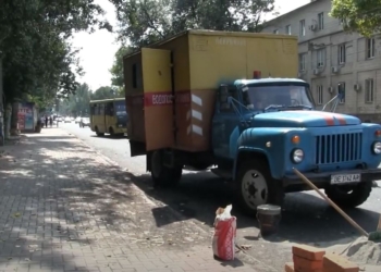 Николаевводоканал ищет люки – долбит новый асфальт. Говорит, – так быстрее (ВИДЕО)