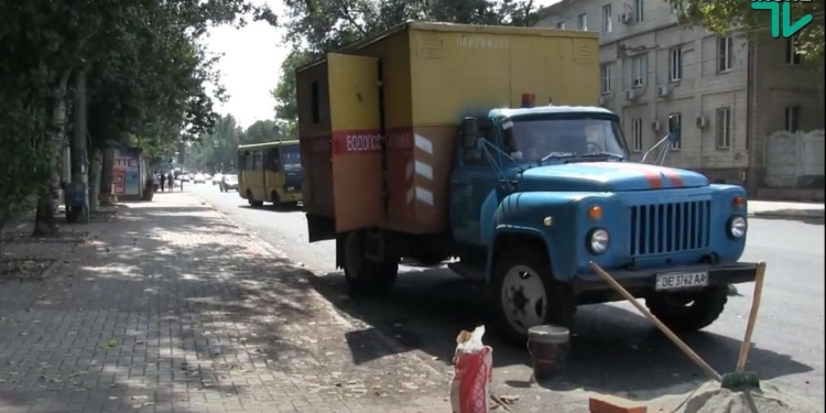 Николаевводоканал ищет люки – долбит новый асфальт. Говорит, – так быстрее (ВИДЕО)