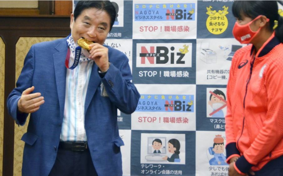 Мэр японского города искусал золотую олимпийскую медаль. МОК вручит чемпионке новую 1