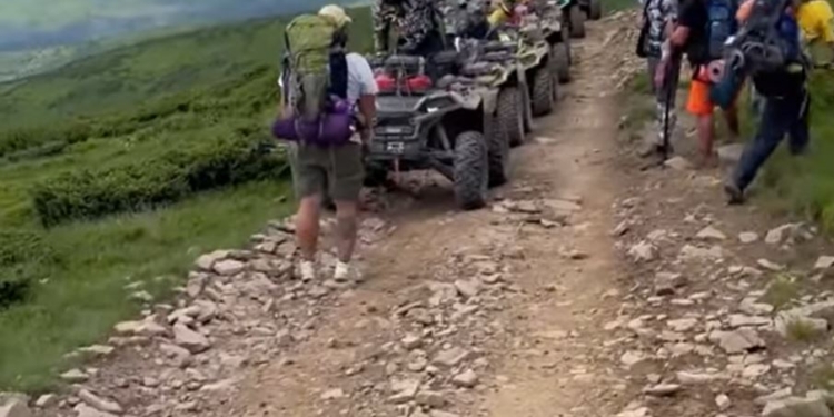 В Карпатах сознательные граждане не пустили на заповедную гору поляков на квадроциклах (ВИДЕО)