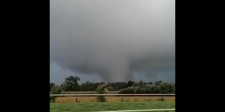 Торнадо в Германии: десятки домов разрушены, есть погибшие и пропавшие (ВИДЕО)