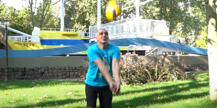 Мэры украинских городов приняли участие в волейбольном флешмобе (ВИДЕО)