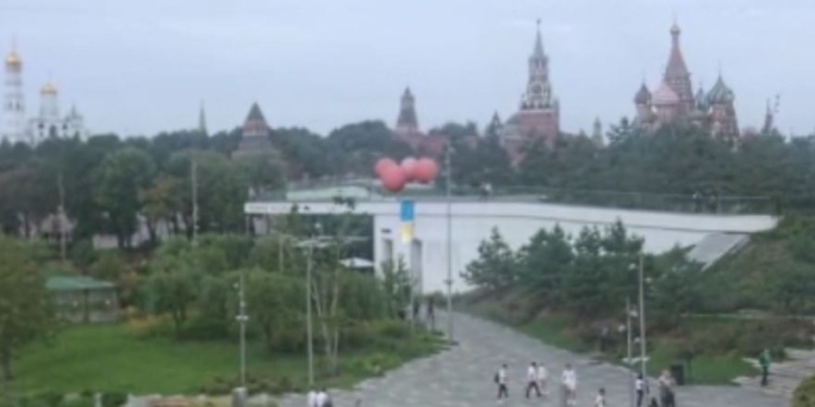 В Москве запустили Государственный Флаг Украины – возле Кремля (ВИДЕО)